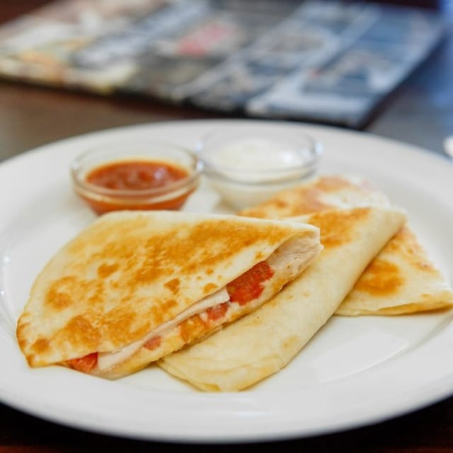 Mini Quesadilla (Queso O Carne).